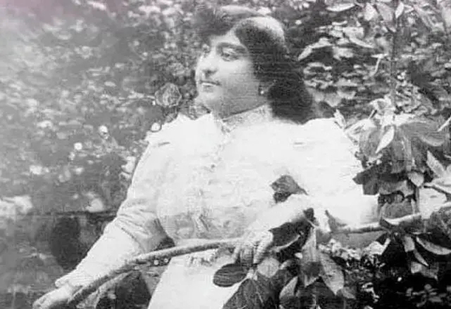 19世纪，波斯女性以壮硕为美，眉毛相连，胡子浓密才是男性的女神