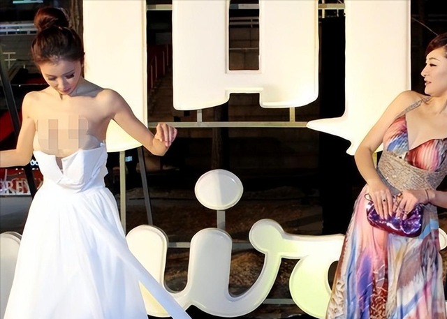 肩带崩断、裙下走光,这些女明星走红毯的社死瞬间,画面太尴尬了