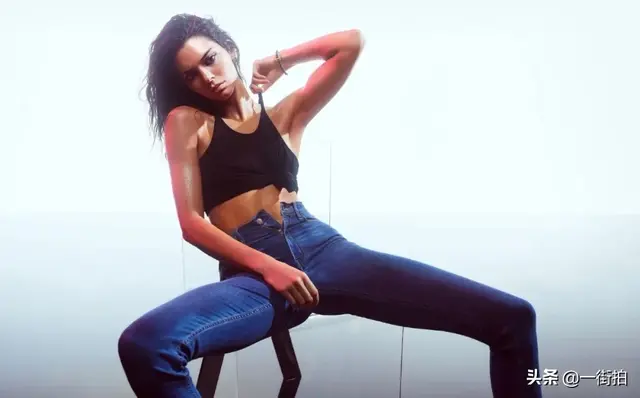 卡戴珊“最完美”身材肯豆爆照,真空马甲大秀人鱼线,顶级辣妹