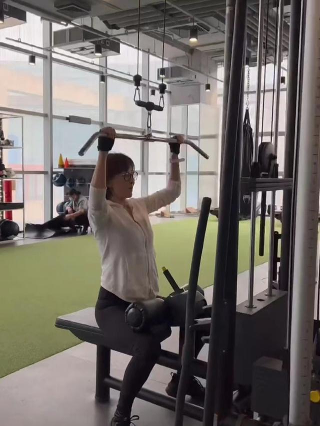 夏天到！20位性感女星接连秀身材，马甲线水蛇腰蜜桃臀，个个养眼