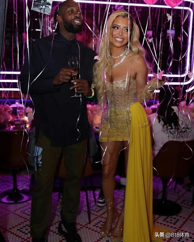 美女和野兽！贝弗利和漂亮白人女友LA豪宅逗狗玩，穿湖人拖鞋表忠心