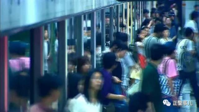 住手，放开那个姑娘