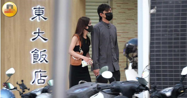 39岁男星曝恋情！与美女十指紧扣当街拥吻，女方打扮性感身材苗条