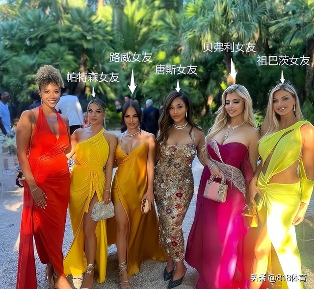 美女和野兽！贝弗利和漂亮白人女友LA豪宅逗狗玩，穿湖人拖鞋表忠心