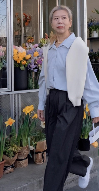 六七十岁的女人要知道：不烫羊毛卷、不穿老年装，反而时髦洋气