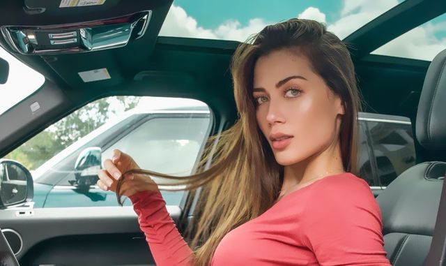 委内瑞拉超模 蛮腰细腿妍姿艳质 轻奢优雅的打扮中见性感温柔