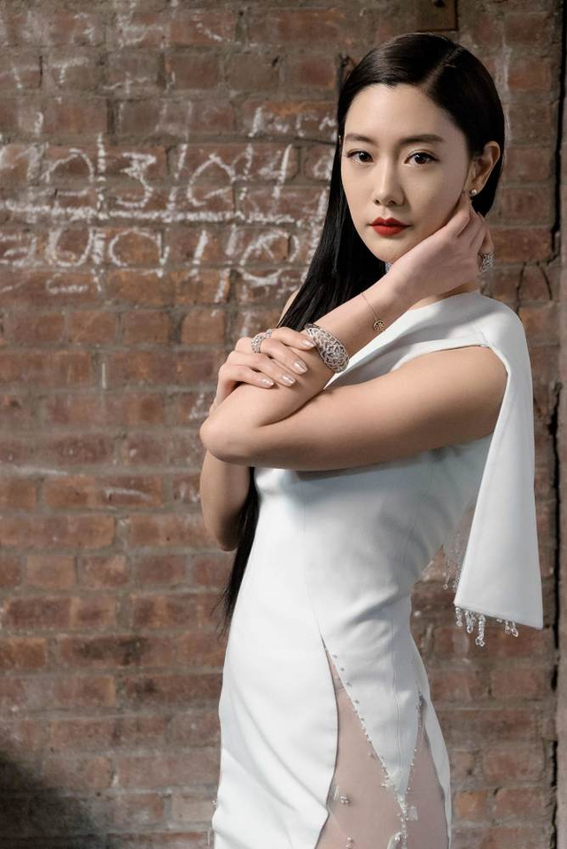 克拉拉身材真无人能及,穿白色鱼尾裙妩媚迷人,“水蛇腰”太戏精