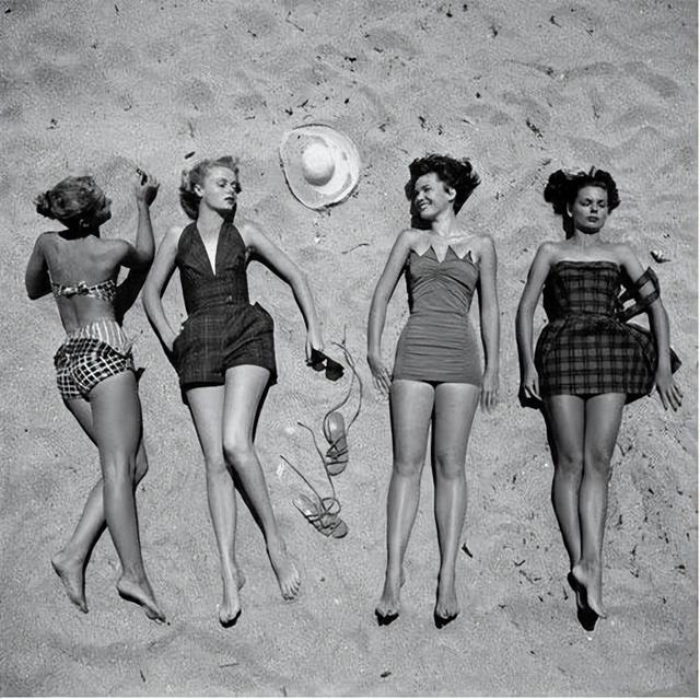 1952年,4个美国少妇正在晒日光浴,当时已经如此开放了