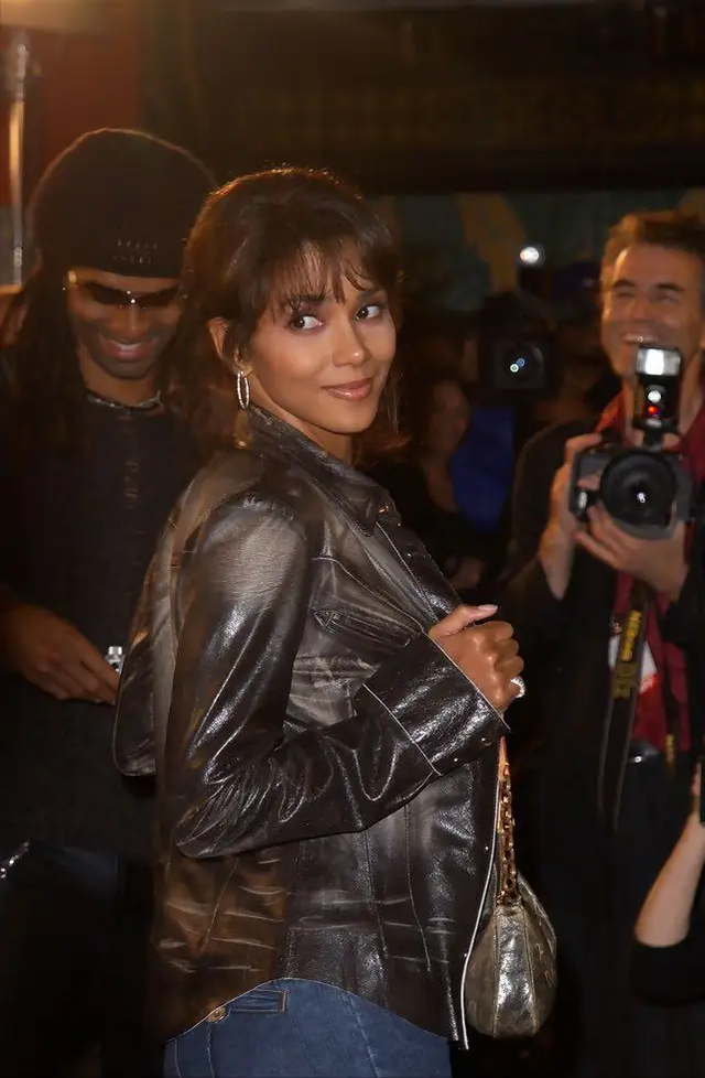 令人惊艳的黑珍珠：伊曼和丈夫甜蜜恩爱24年，哈莉·贝瑞离过3次婚