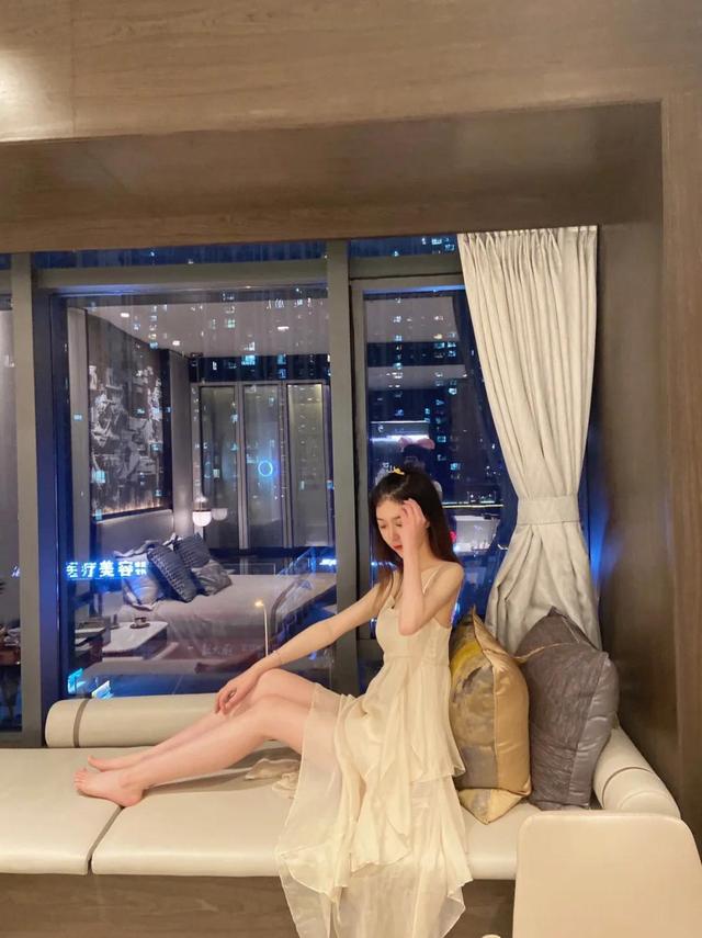 美女黄色的吊带连衣裙，穿出一种与众不同的效果