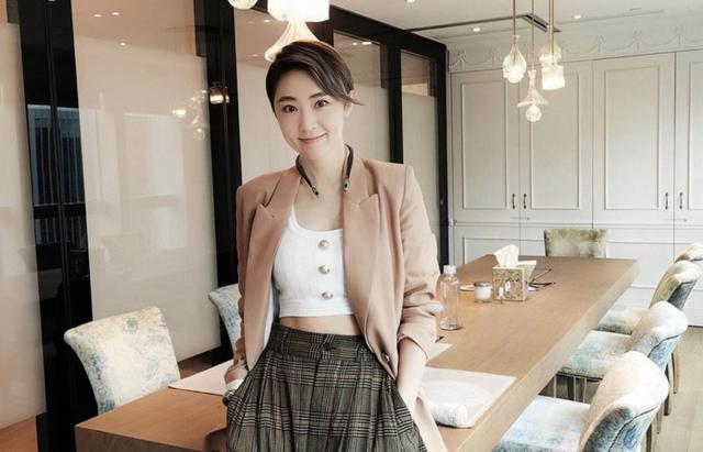 香港知名女星状态冻龄，颜值不输TVB视后，拒绝复出拍戏至今单身