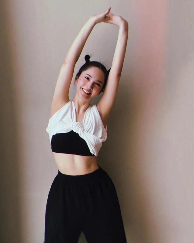 夏天到！20位性感女星接连秀身材，马甲线水蛇腰蜜桃臀，个个养眼