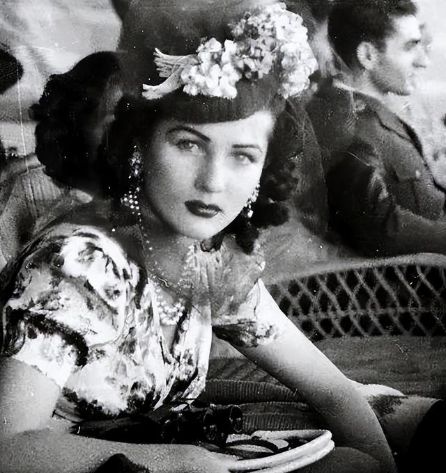 伊朗末代王后：嫁给3婚大19岁国王，母凭子贵坐稳后位