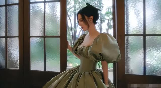 肩带崩断、裙下走光，7位女星走红毯的社死瞬间，画面太尴尬了