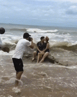 美女在泳池边跳舞，下一秒把我逗笑了，太搞笑了