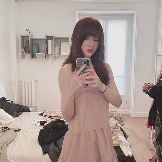 韩国女艺人HANI社交网站发展秀出众美貌