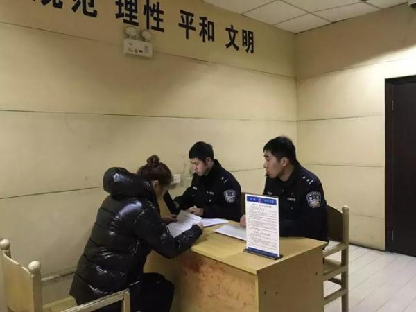 美女老板KTV唱歌,趁同伴醉酒睡着,顺走3万金链子