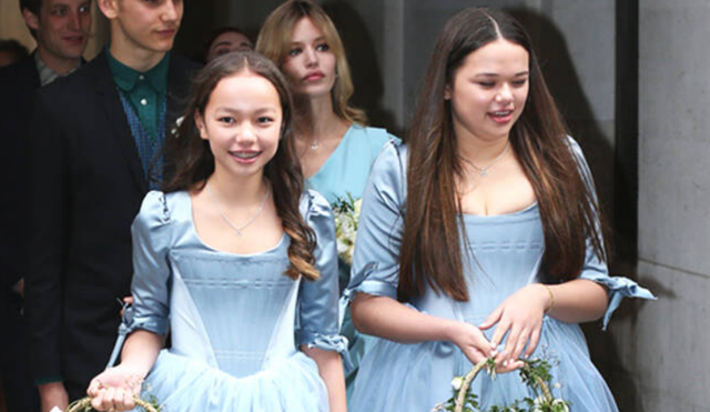 邓文迪18岁大女儿晒沙滩照，穿比基尼身材火辣美过妈妈