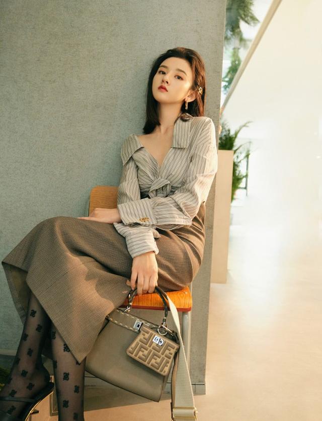 宋祖儿咋不好好穿衣服了，条纹衬衫配中古裙，不系扣子穿法挺吸睛