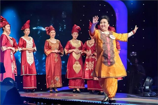 “男士见我，要亲吻我的右脚。”北京女孩王维丽成非洲女王，牛！