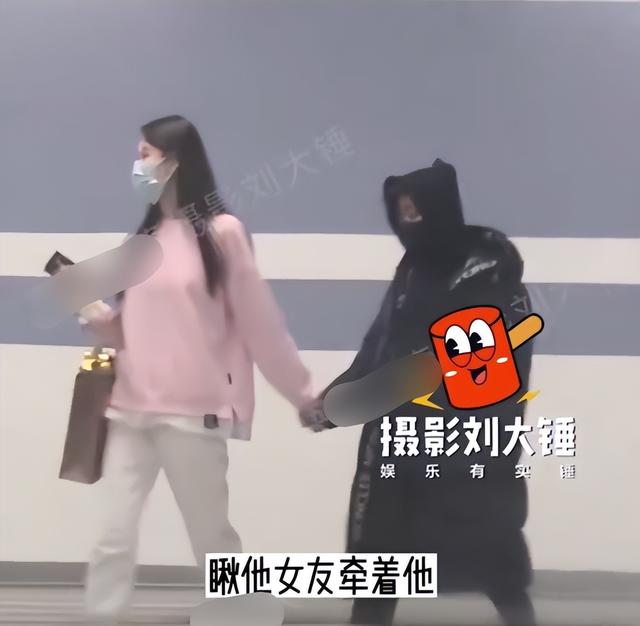王宝强与美女聚餐，身材暴瘦被人搀扶疑醉酒，紧抱男人窃语引热议