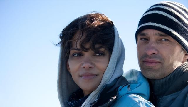 令人惊艳的黑珍珠：伊曼和丈夫甜蜜恩爱24年，哈莉·贝瑞离过3次婚