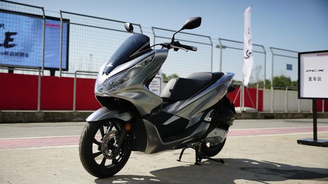 本田最新发布的PCX值不值2.699万元？咱们细节见真章
