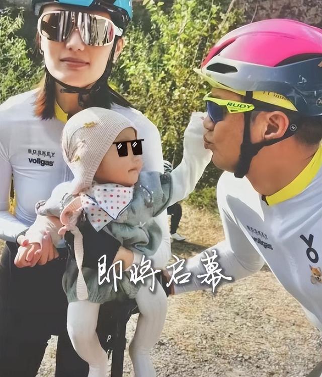 16岁李嫣外国街头太大胆,穿透视装露黑色胸衣,眼睛下垂超像爸