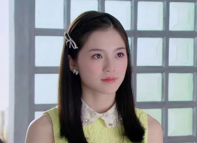 肩带崩断、裙下走光，7位女星走红毯的社死瞬间，画面太尴尬了