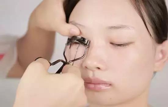 新手化妆教程视频淡妆，化妆师教你瞬间变脸