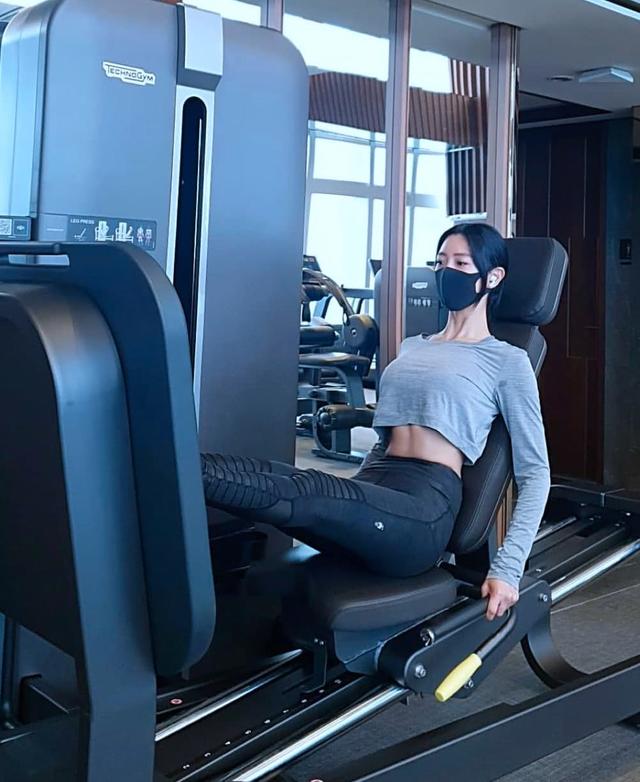 “亚洲第一美女”克拉拉每天秀运动照，但大家看的却是她完美身材