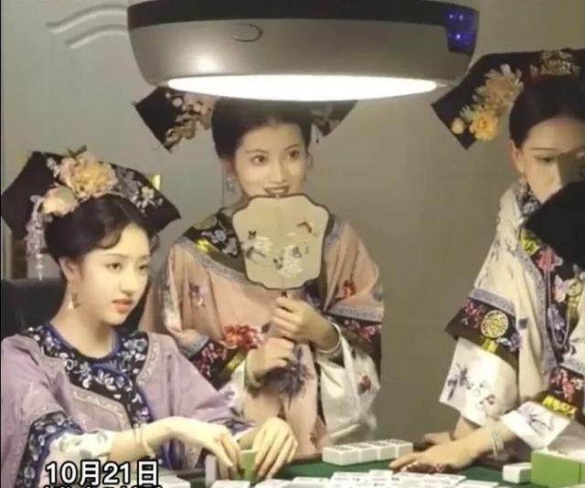 成都姑娘穿清宫服打麻将火了！她们美得让人对清朝服装刮目相看