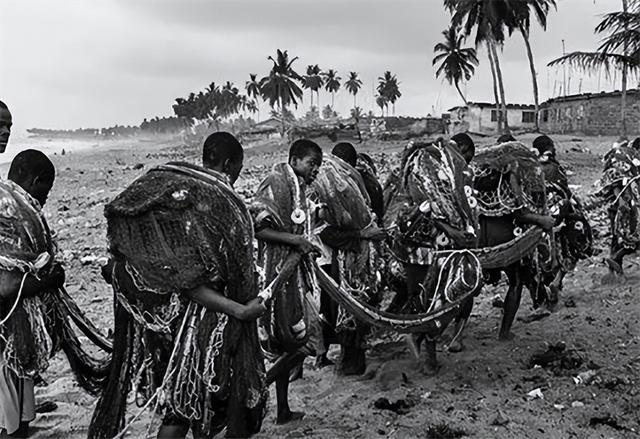 非洲女孩巴特曼因有巨臀,一生被赤身裸体展览,死后还被做成标本