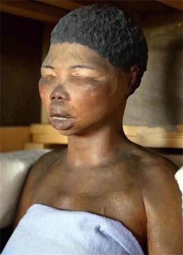 非洲女孩巴特曼因有巨臀,一生被赤身裸体展览,死后还被做成标本