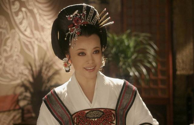 人前很清纯，人后却疯狂？这10位情史混乱的女星，才是“老司机”