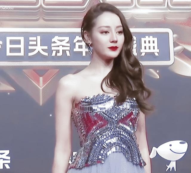 看了迪丽热巴捂胸口，终于知道女明星们有多害怕走光了！