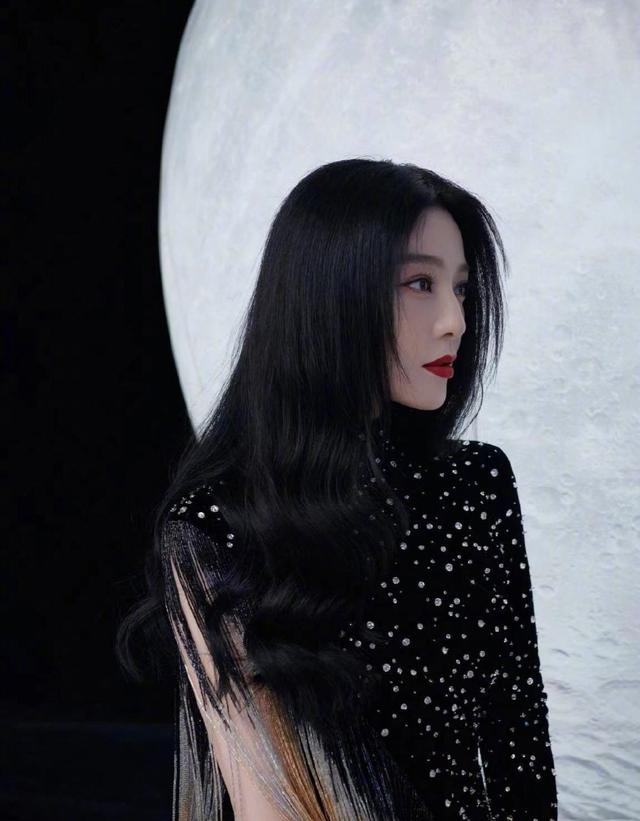 范冰冰晒自拍，颜值依旧黑发如瀑惹人羡，40岁了还想着复出？