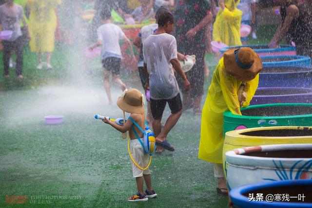 泼水节狂欢,这位大爷好潮,拿个水枪专喷女孩子