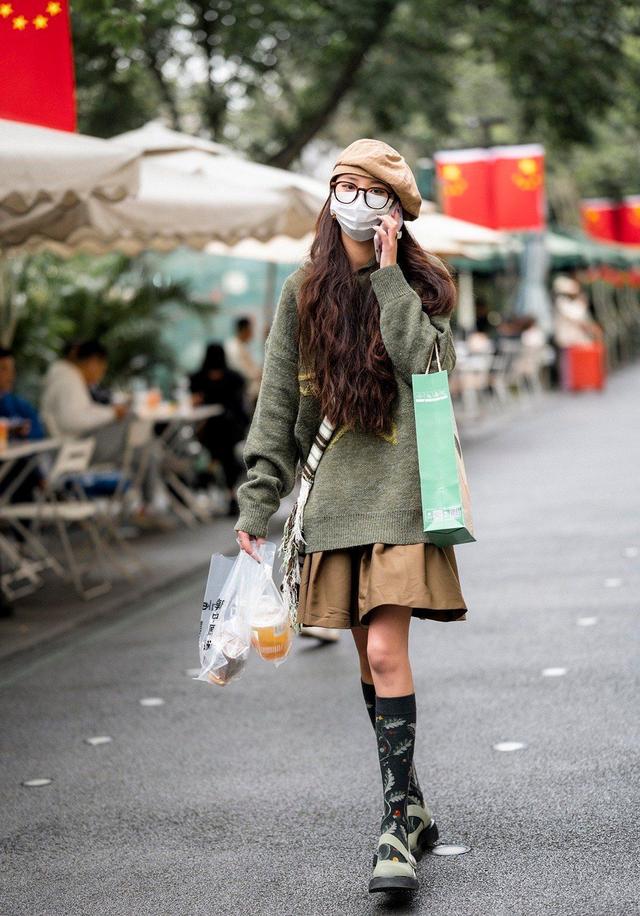 成都不愧是“美女之都”：满街长裤+运动鞋，短裙配长靴回头率高