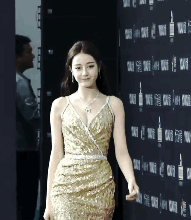 看了迪丽热巴捂胸口，终于知道女明星们有多害怕走光了！