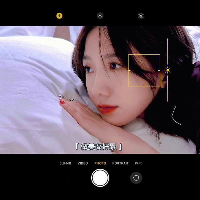 孟美岐趴床上自拍笑侃“做美女好累”，网友：那就做帅哥