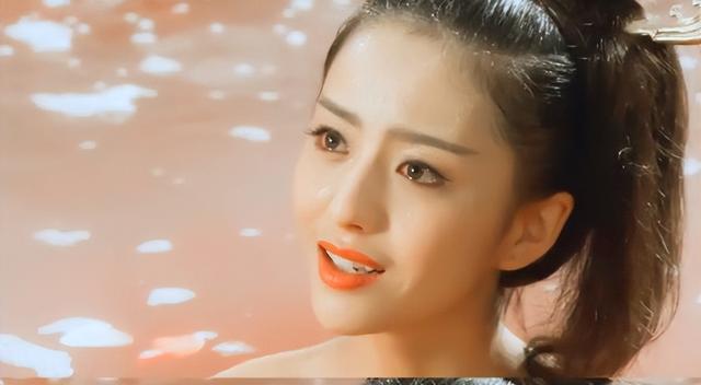 “美人出浴”别尬演，有人一眼万年，有人我想把她按回水里