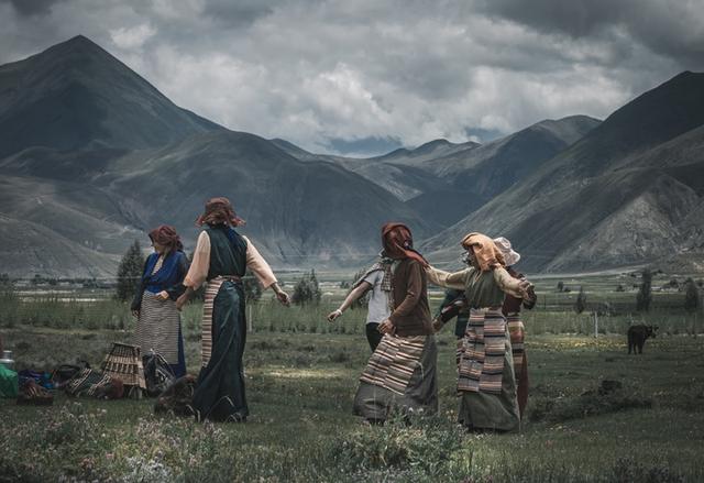藏族人民的幸福周末生活，他们在草原上野餐跳舞打牌喝酒