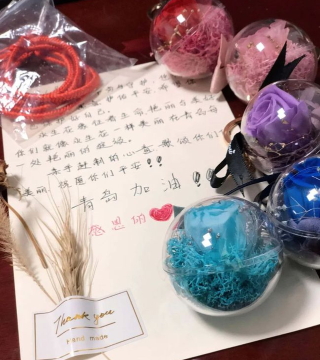 青岛核酸检测现场，小女孩和小男孩的举动温暖无数人……