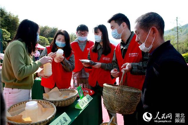 湖北女县委书记直播代言农产品 百万网友围观