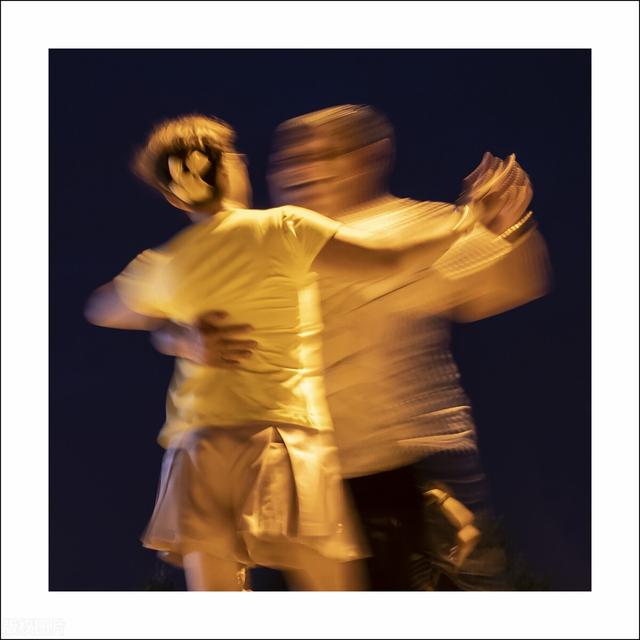 跳广场舞 大姐被骗30万,女友出手 巧用孙子兵法净赚10万