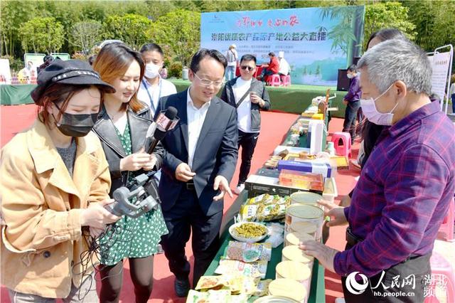 湖北女县委书记直播代言农产品 百万网友围观