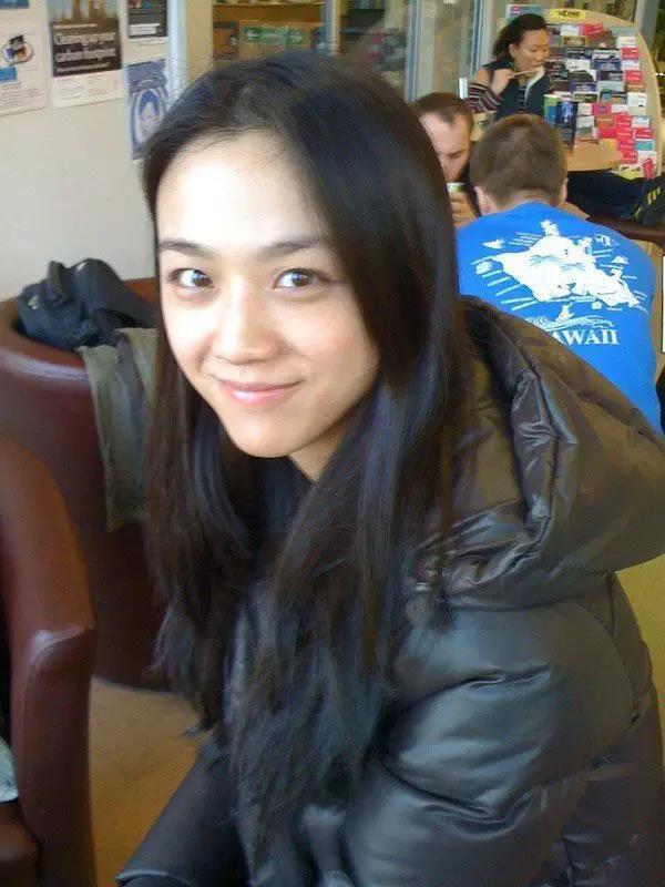 十年前她一脱成名,如今淡出影视圈后却比之前更让人羡慕