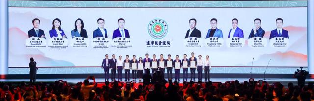 1000万!90后美女“学霸”等10人被重奖!简历太牛……