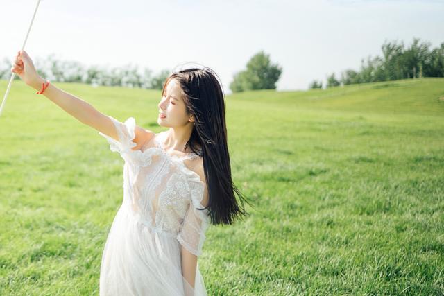 蕾丝裙美少女室外清新写真